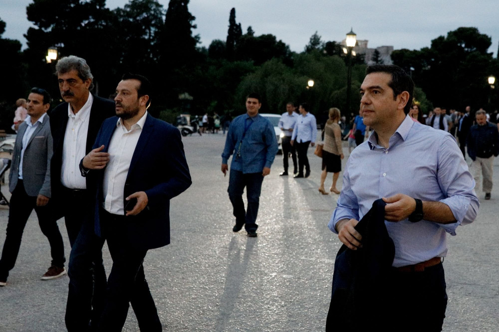 Ο Τσίπρας τα δήθεν «βαρίδια» και οι διαρροές των αυλικών του