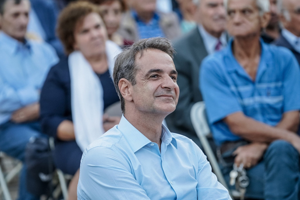 Και όμως δεν πέφτει…