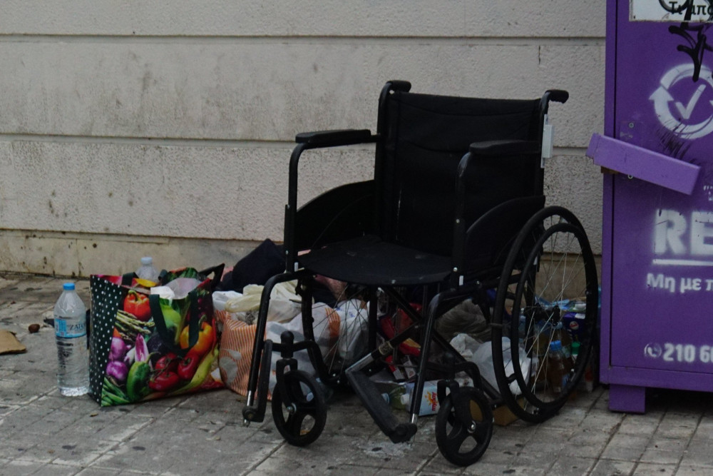 Πόλεις χωρίς ανθρωπιά, αφιλόξενες για άτομα με αναπηρία: τα γαϊδούρια της διπλανής πόρτας