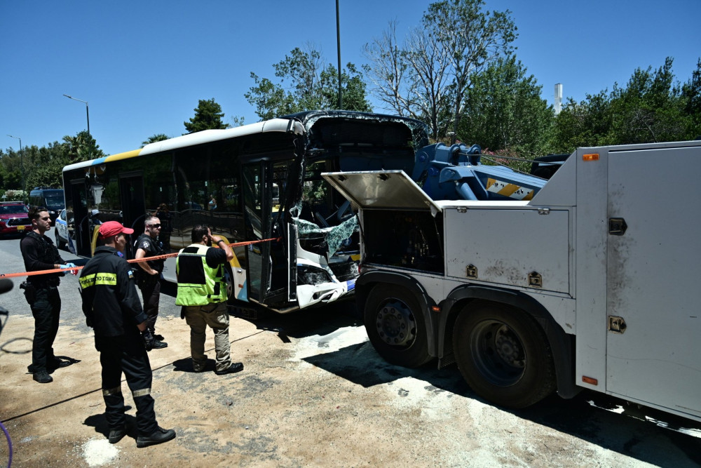 Λεωφορείο συγκρούστηκε με γερανό στη Συγγρού - Μεγάλη ταλαιπωρία για τους οδηγούς