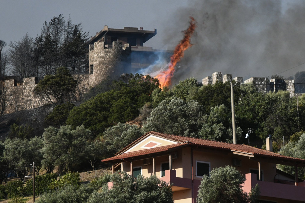 Πύρινος εφιάλτης: Εκκενώνονται άλλες 4 περιοχές στην Πάτρα - Δύσκολη η κατάσταση σε Ζάκυνθο, Φιλιππιάδα και Χίο (video)