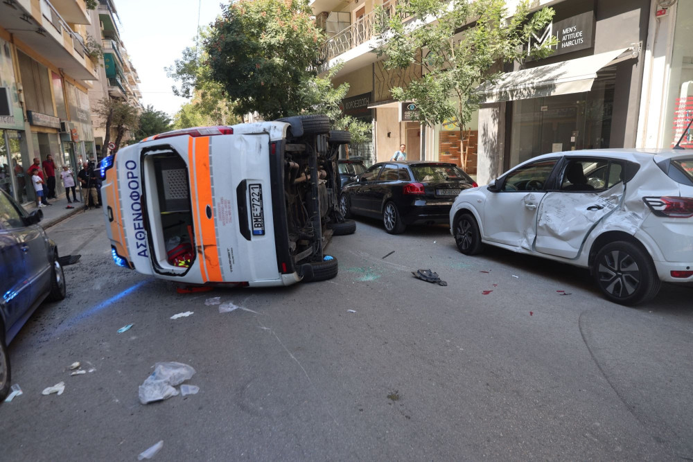 Ανατράπηκε ασθενοφόρο στο Γουδή - Νεκρός ο ασθενής που μετέφερε