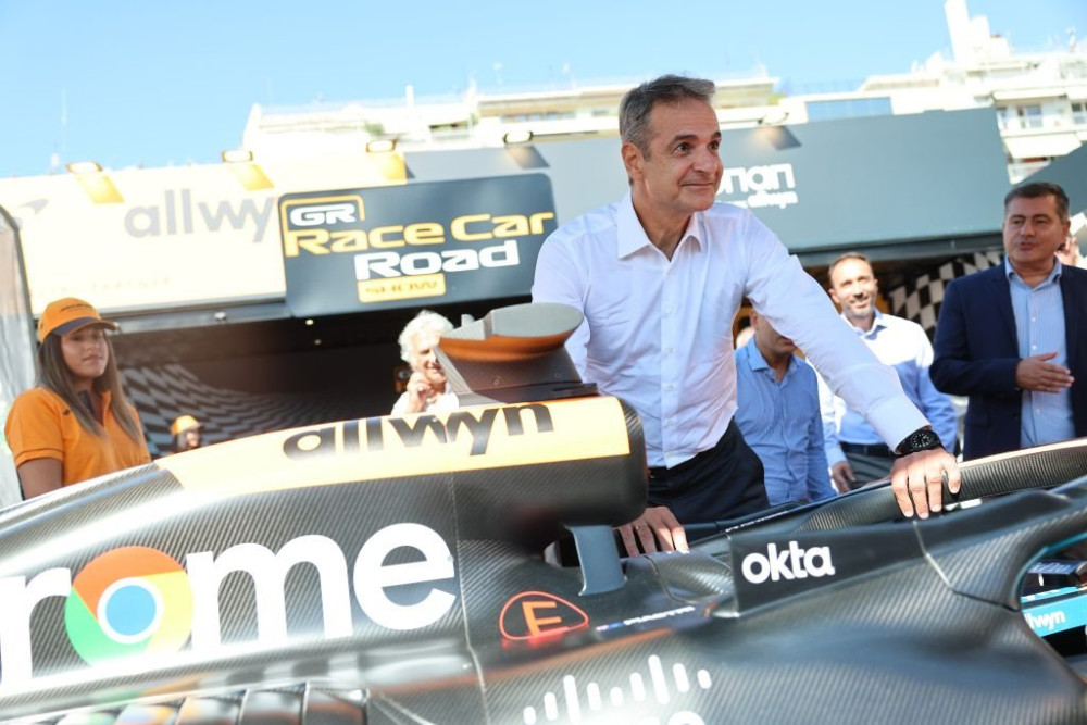 ΔΕΘ: το μονοθέσιο της Formula 1 της McLaren τράβηξε το ενδιαφέρον του πρωθυπουργού (photos & video)