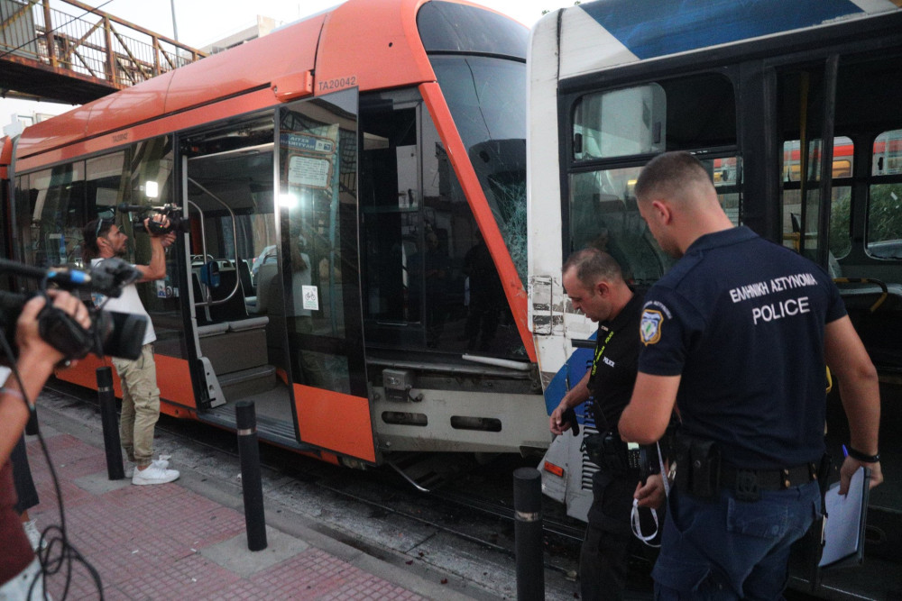 Σύγκρουση τραμ με λεωφορείο στον Πειραιά - 30 τραυματίες