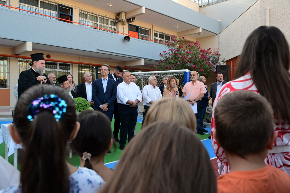 Στο 8ο Δημοτικό Νέας Φιλαδέλφειας ο Μητσοτάκης: 431 πλήρως ανακατασκευασμένα σχολεία (video)