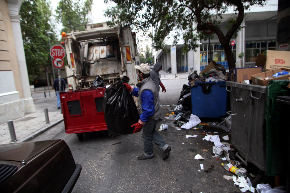 Επίθεση σε οδηγό απορριμματοφόρου στον Ασπρόπυργο - Σοβαρά τραυματισμένος στο Θριάσιο