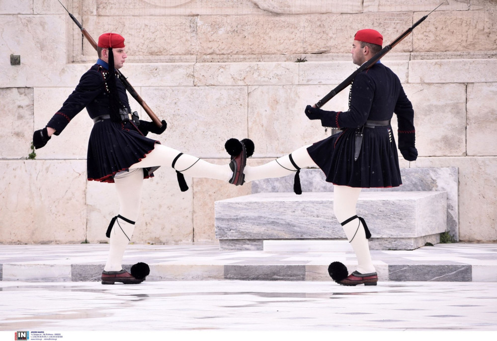 Όταν ο εύζωνας μένει ακίνητος, εμείς οφείλουμε να μείνουμε όρθιοι