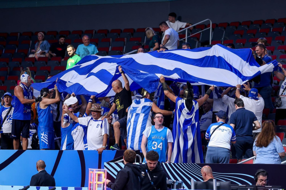 EuroBasket: αποθεώθηκε η Εθνική κατά την αναχώρησή της από το ξενοδοχείο (video)