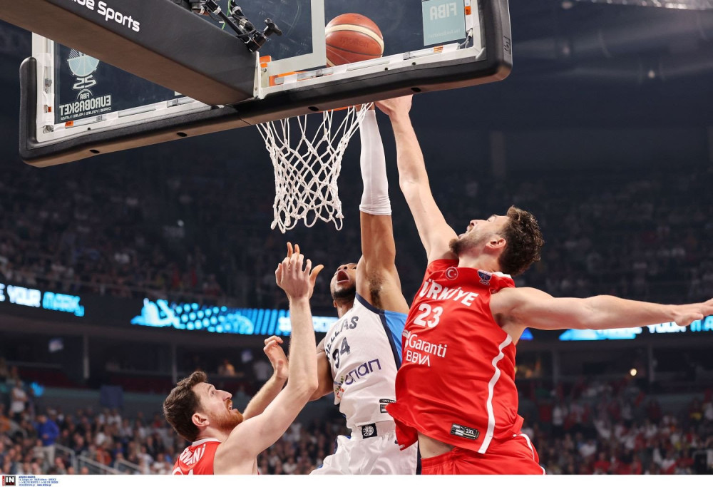 EuroBasket: ο Αντετοκούνμπο πέταξε… πάνω από Οσμανί και Σενγκούν (video)