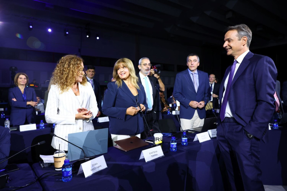 Πηγαδάκι Μητσοτάκη με δημοσιογράφους: αισιοδοξία, Eurobasket και… πεθερές