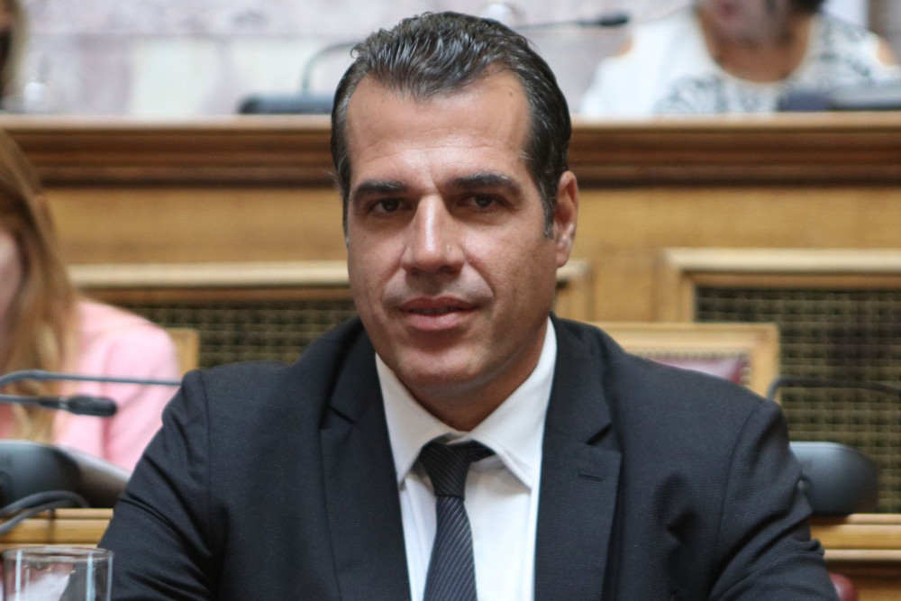 Πλεύρης: Κυκλώματα διακινητών καθοδηγούσαν με μηνύματα μετανάστες προς Κρήτη αντί για Ιταλία