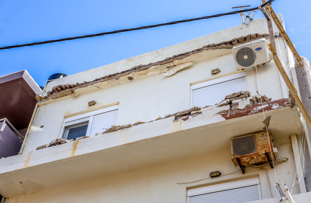 Κατέρρευσε μπαλκόνι σε κεντρικό δρόμο στο Λαύριο - Προκλήθηκαν υλικές ζημιές