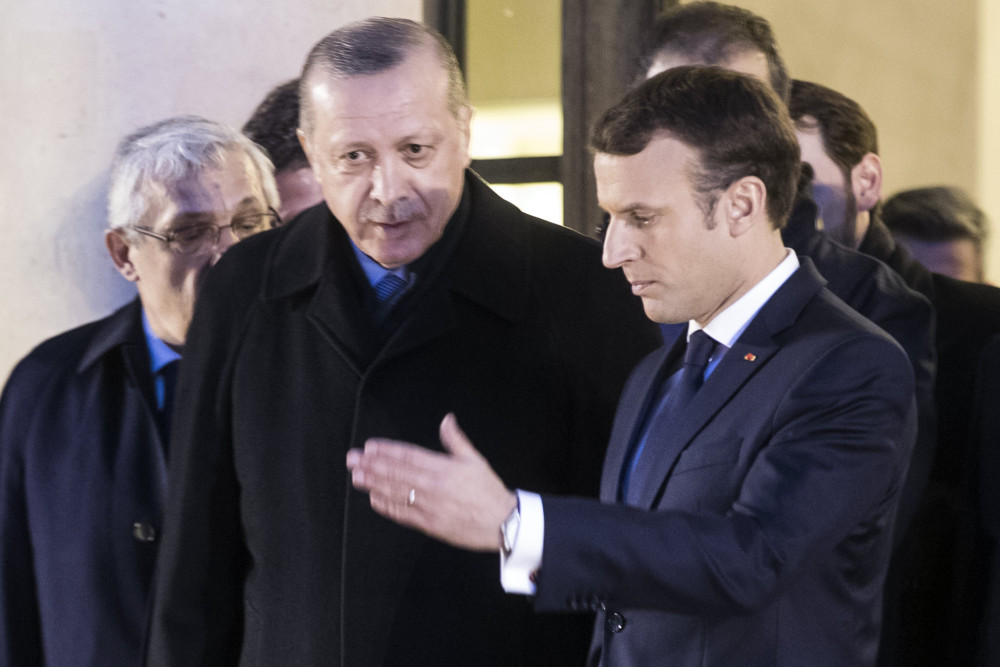 Παλαιστινιακό: ο Μακρόν αναγνωρίζει με όρους, ο Ερντογάν δικαιώνει τη Χαμάς, η οποία εκτελεί Παλαιστίνιους σε κοινή θέα