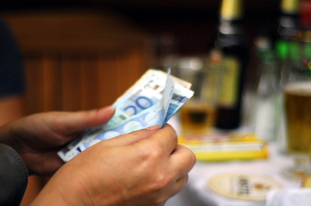 Αυξήσεις, επιδόματα και φοροελαφρύνσεις: όλα όσα αλλάζουν για τους πολίτες από Οκτώβριο