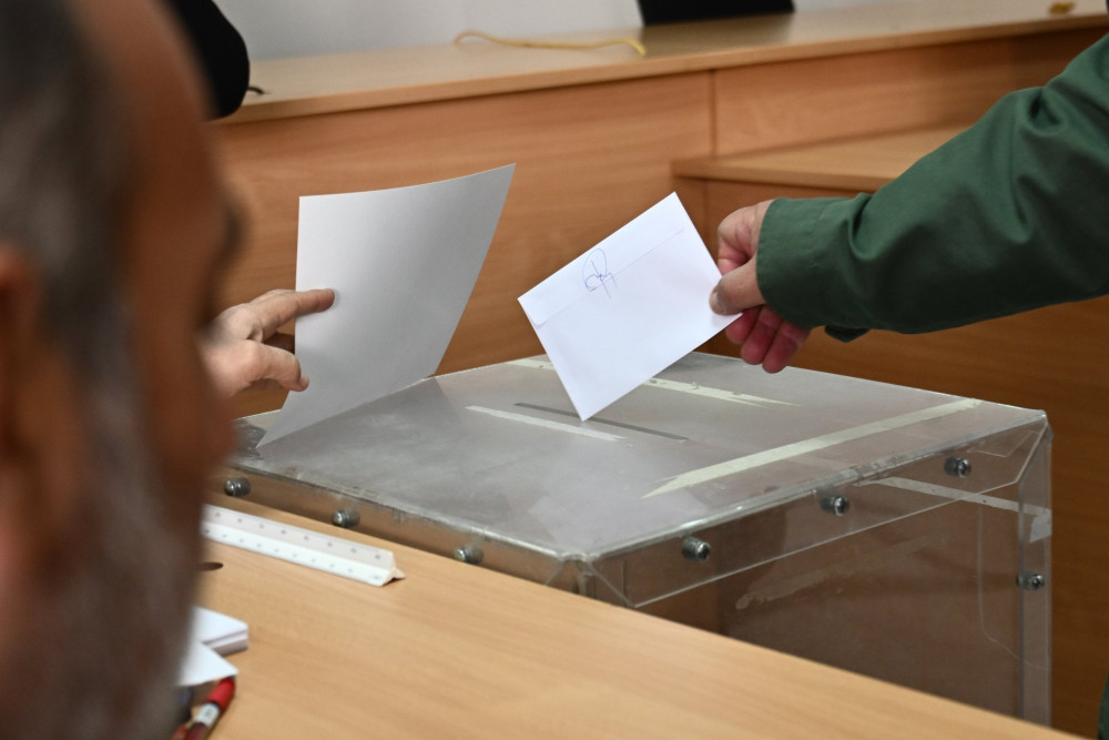 Δημοσκοπήσεις: η υπερκομματική αποδοχή Μητσοτάκη και η μάχη Τσίπρα - Ανδρουλάκη