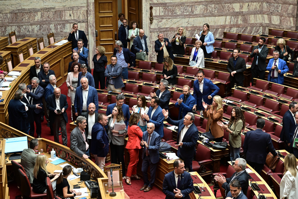 Όπου λαλούν πολλά κοκόρια αργεί να ξημερώσει