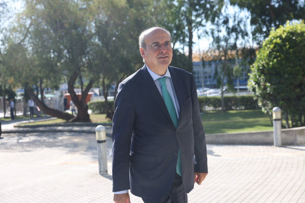 Χατζηδάκης:  «Το ΠΑΣΟΚ διολισθαίνει στην εύκολη λύση των λεφτόδεντρων»