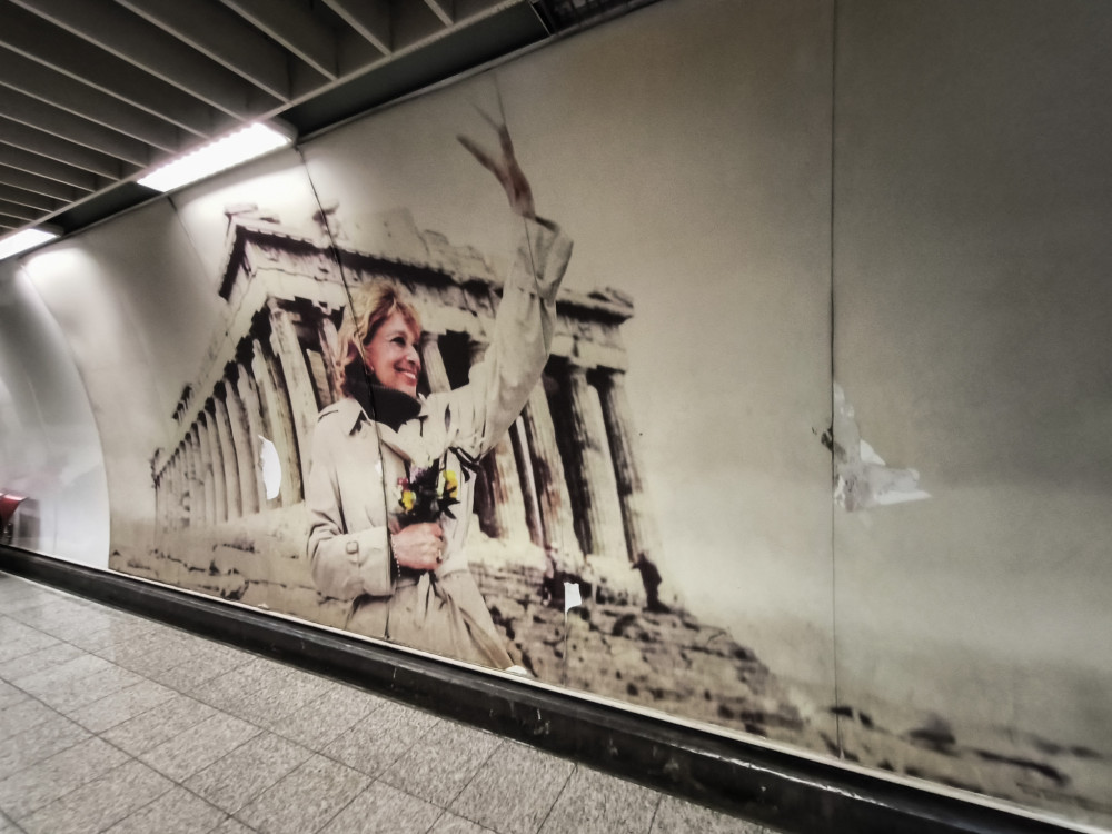 Μελίνα Μερκούρη: Βανδάλισαν τη φωτογραφία της στον σταθμό «Ακρόπολη» του μετρό