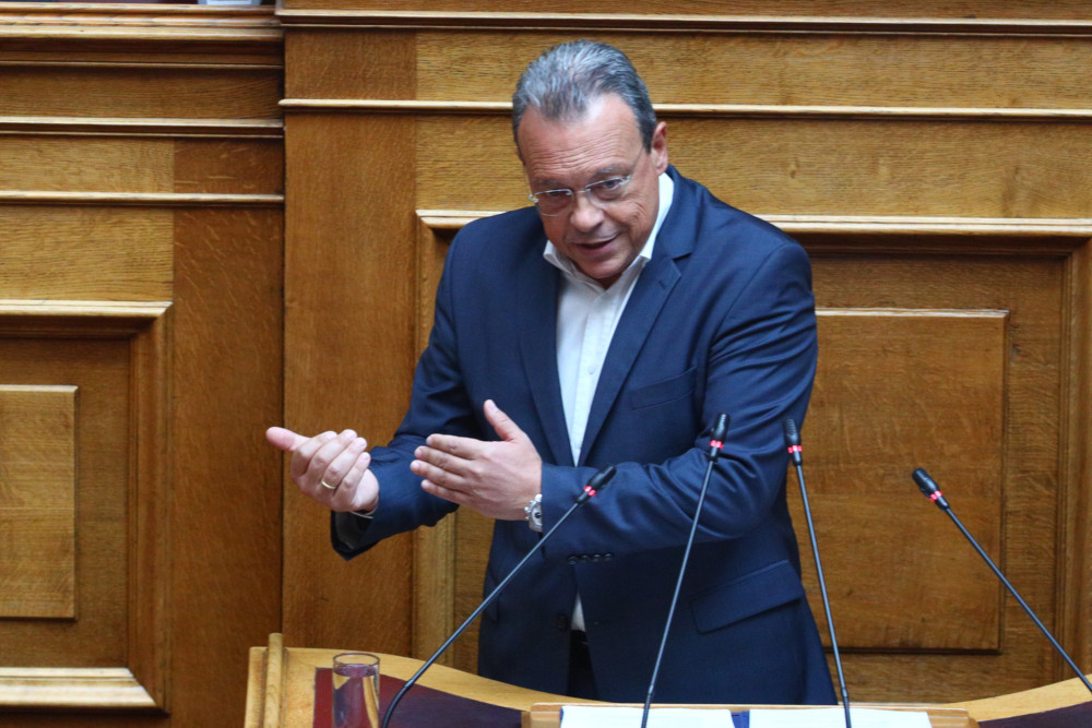 Φάμελλος: ο πρόεδρος που ψάχνει ρόλο μέσα στο απόλυτο κενό