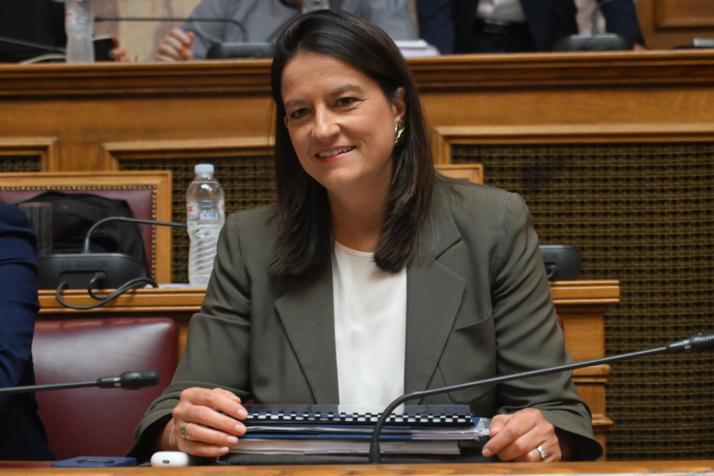 Βουλή: η Κεραμέως βάζει τάξη στην αγορά εργασίας - η αντιπολίτευση εγκλωβισμένη στα fake news για το 13ωρο