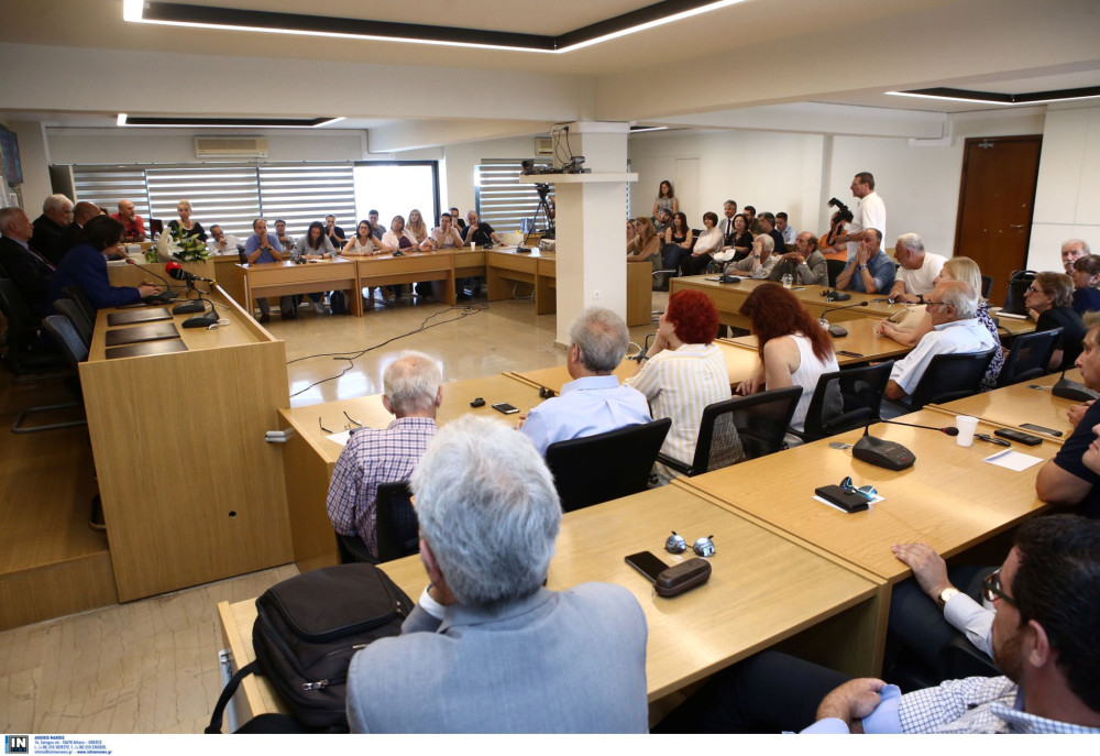 Χάος στο δημοτικό συμβούλιο Μεσολογγίου: «Θα περπατάς στον δρόμο με φουστίτσα» (video)