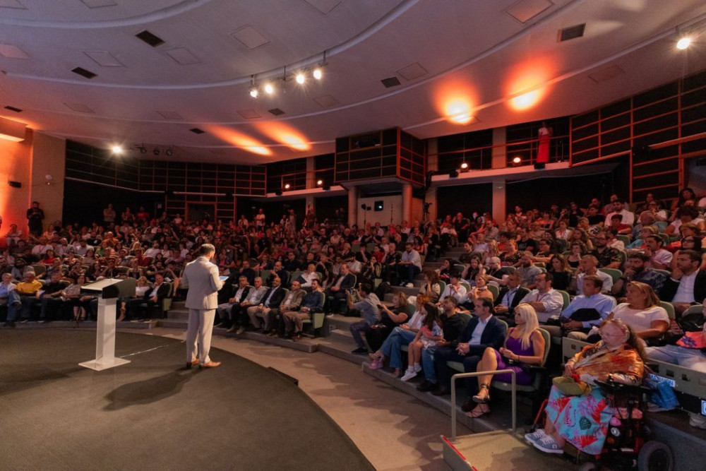 Οι αρνητές των πάντων… χτύπησαν και τον πολιτισμό