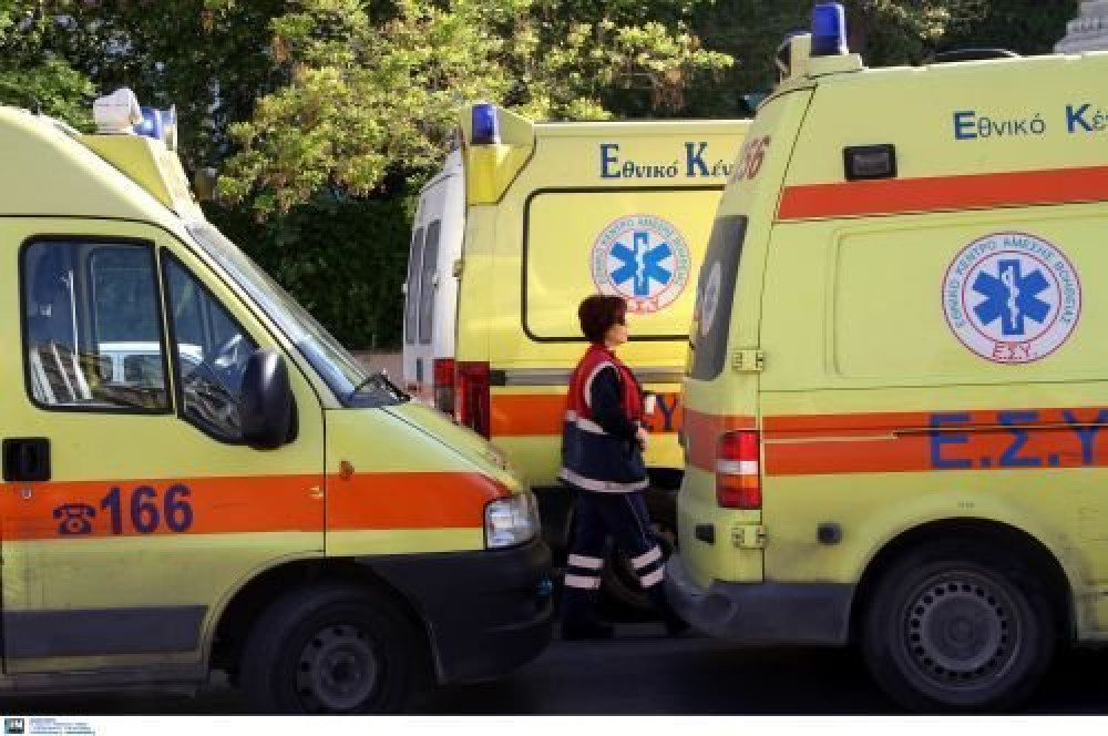 Έπεσε δέντρο στην πλατεία Αγίας Ειρήνης - Δυο τραυματίες