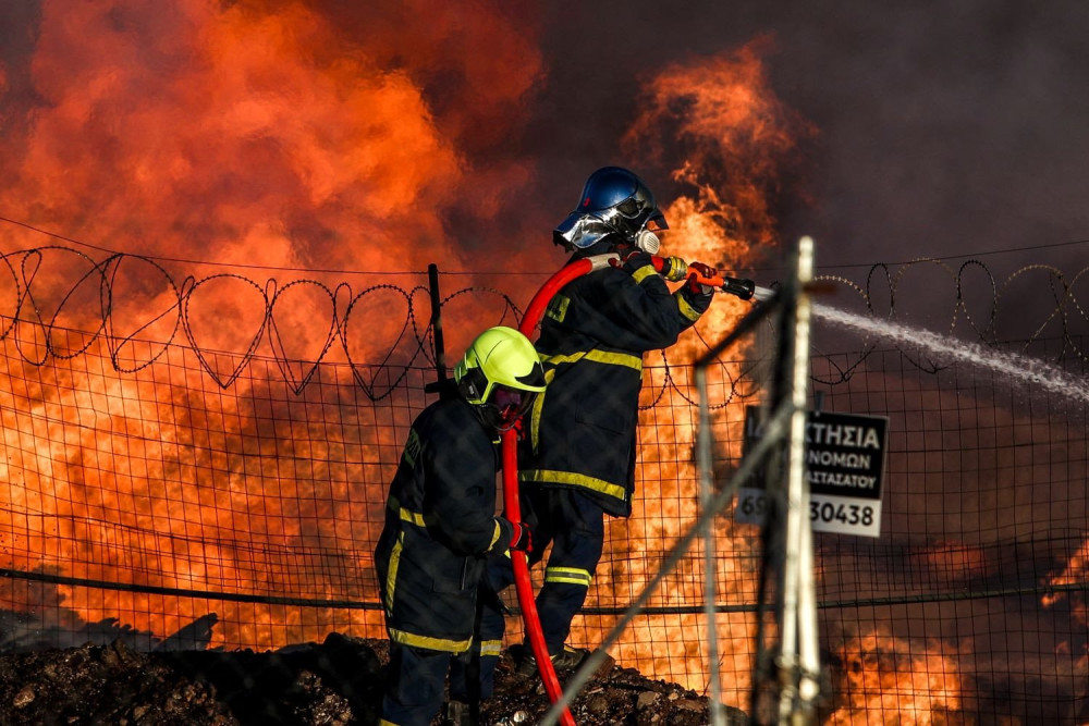 Φωτιά στον Ασπρόπυργο - Καίγεται επιχείρηση