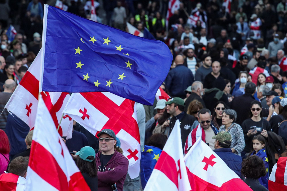 Γεωργία: Συγκρούσεις έξω από το προεδρικό μέγαρο, ανήμερα των δημοτικών εκλογών (video + photos)
