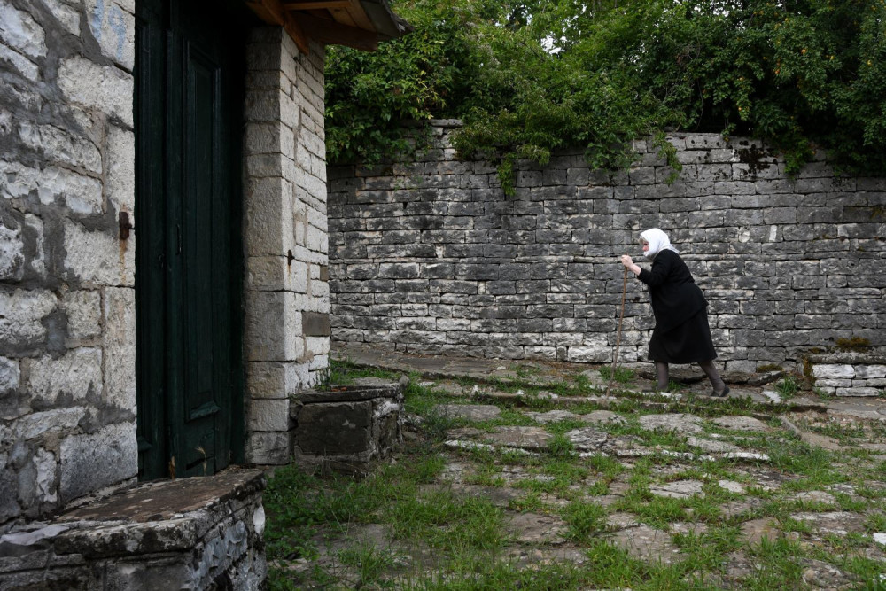 ΕΛΣΤΑΤ: η Ελλάδα μικραίνει, οι γάμοι λιγοστεύουν, τα διαζύγια αυξάνονται