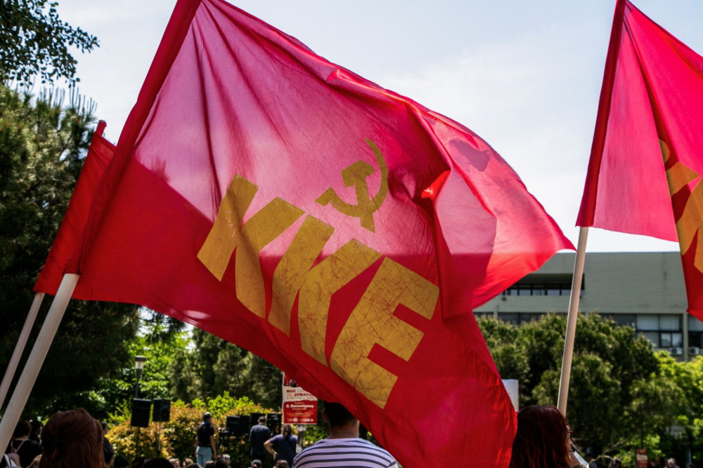 Ο Βουλαρίνος «ισοπεδώνει» το ΚΚΕ με «όπλο» το χιούμορ - «Δεν ξέρω τι πίνουν οι σύντροφοι» (video)