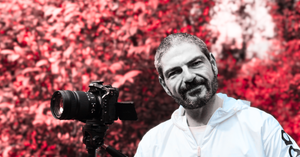 «Θέλημα θεού» – Ο Χάρης Λυμπερόπουλος, συγγραφέας και σκηνοθέτης της παράστασης που σε βάζει μπροστά στον καθρέφτη, σηκώνει την κουίντα