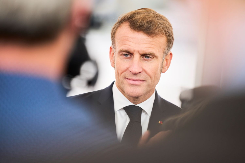Πολιτικό ψυχόδραμα à la française: ο Μακρόν βυθίζεται στη δική του αστάθεια