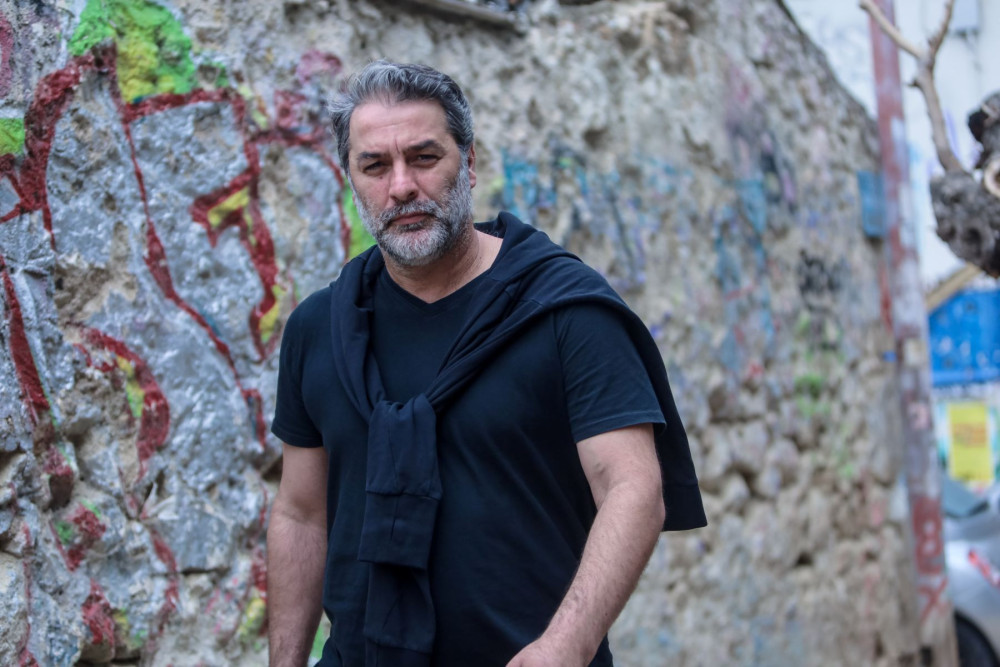 Στο αυτόφωρο ο Βασίλης Μπισμπίκης για φθορά σε 10 οχήματα - Περνά τη Δευτέρα από την Ευελπίδων