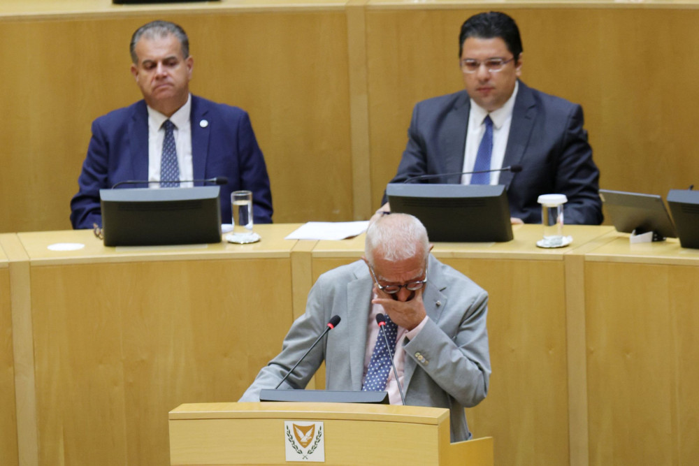 Συγκινημένος ο Κακλαμάνης: δάκρυσε μιλώντας στην κυπριακή βουλή για τα μνήματα των φυλακισμένων (video)