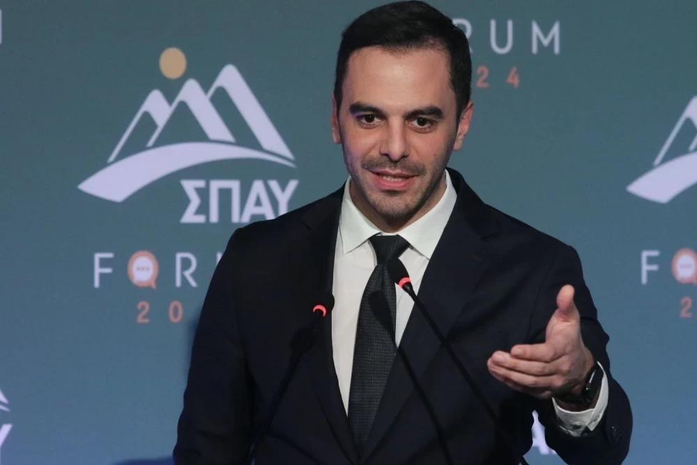 Ο Χριστοδουλάκης του ΠΑΣΟΚ και τα ανύπαρκτα βαγόνια των Τεμπών που τα πήραν οι «εξωγήινοι»