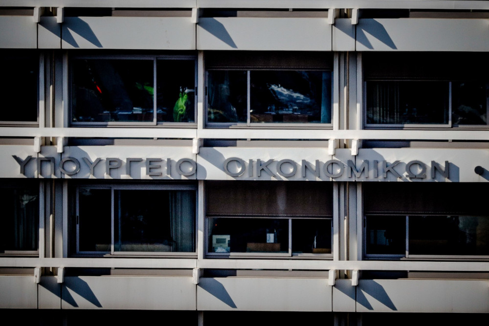 Απάντηση υπ. Οικονομικών σε ΠΑΣΟΚ: Η κυβέρνηση επενδύει σε υπεύθυνες λύσεις, όχι σε εύκολες υποσχέσεις