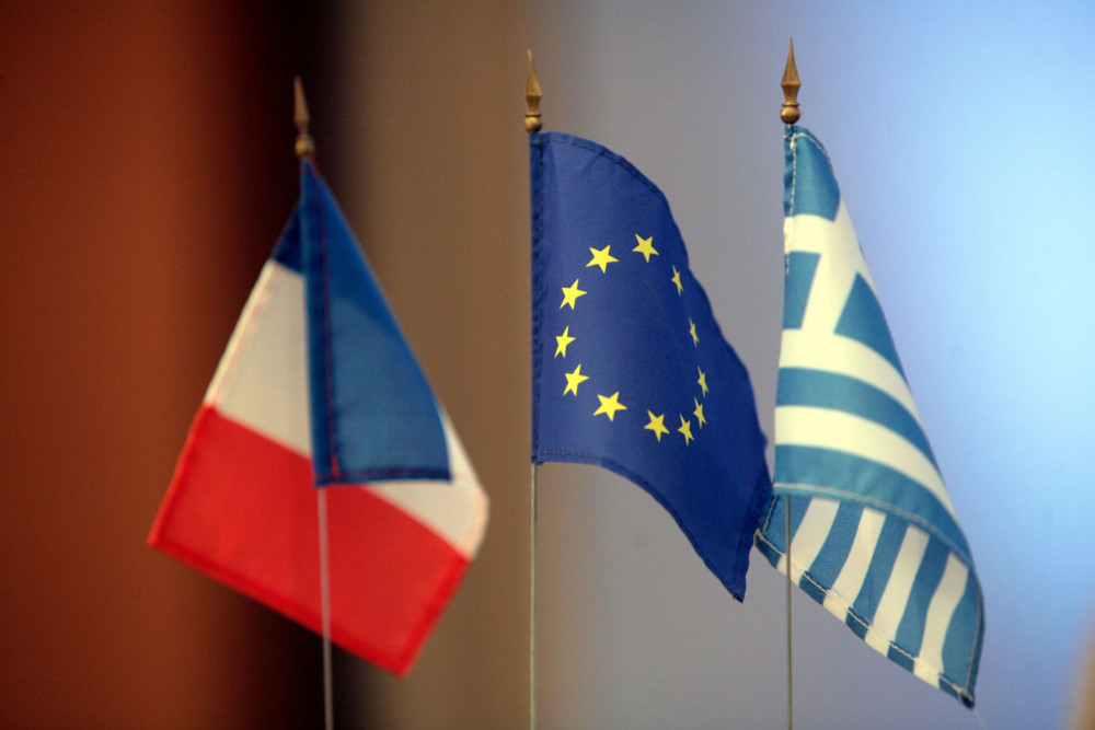 Η Ελλάδα στον αντίποδα της πολιτικής κρίσης στη Γαλλία