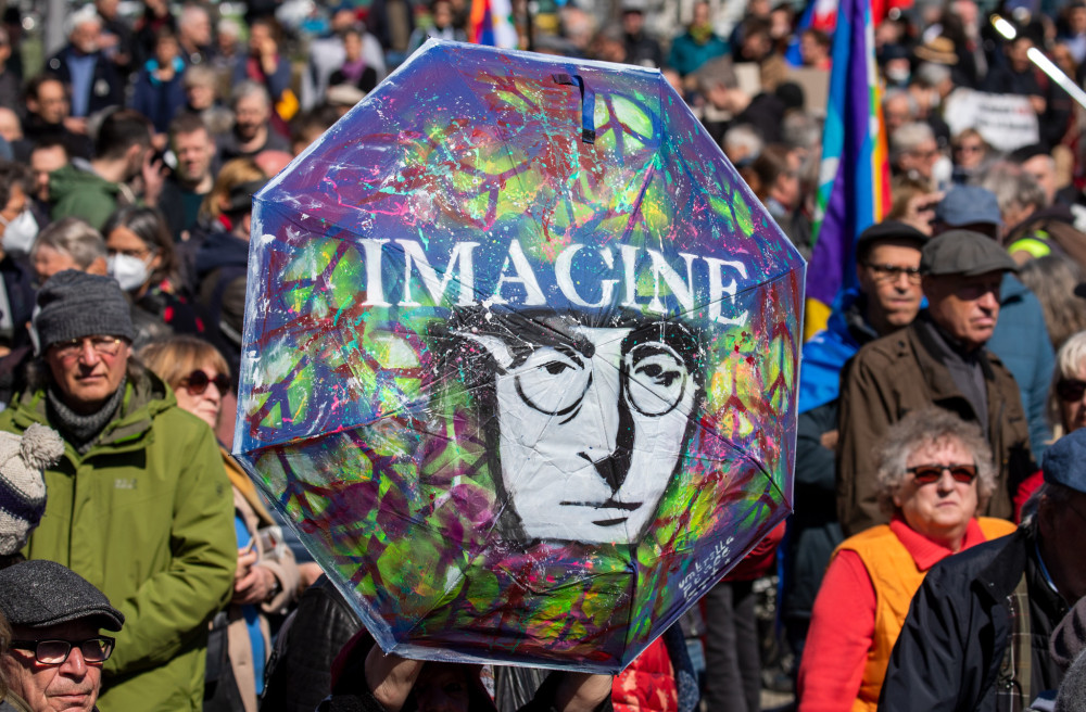 Σαν σήμερα: το «Imagine» του John Lennon - Το τραγούδι που ονειρεύτηκε έναν κόσμο χωρίς σύνορα