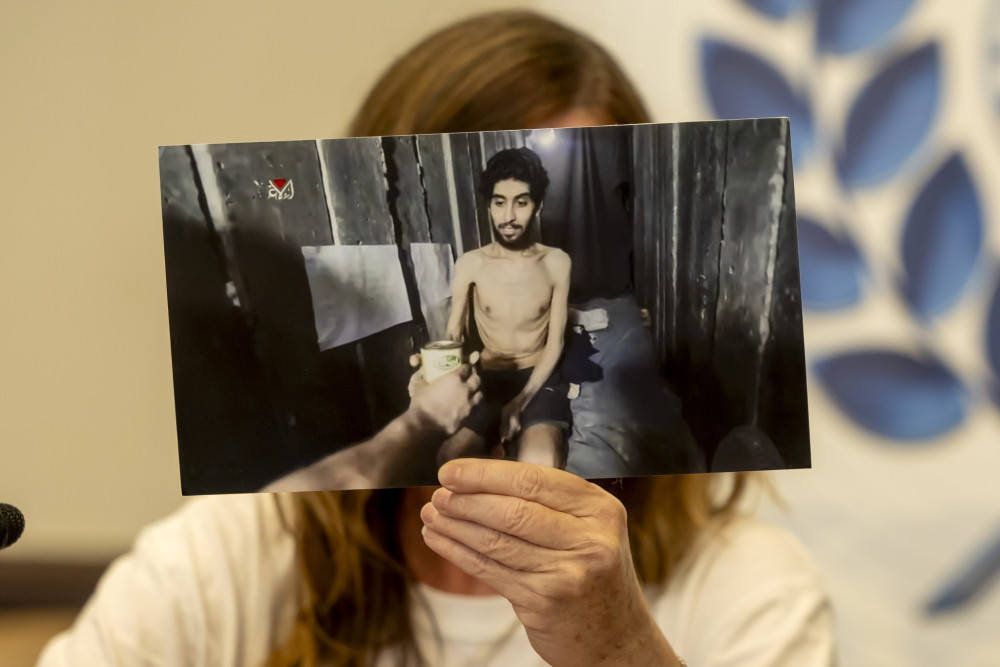 Ελεύθερος ο όμηρος της Χαμάς που έσκαβε τον τάφο του - Η στιγμή της επανασύνδεσης (video)