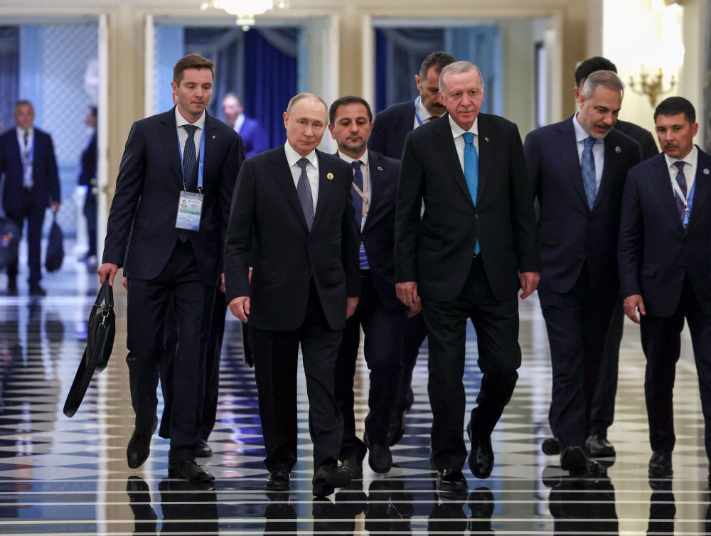Τα άκρα στην εξουσία, η Δημοκρατία σε άμυνα