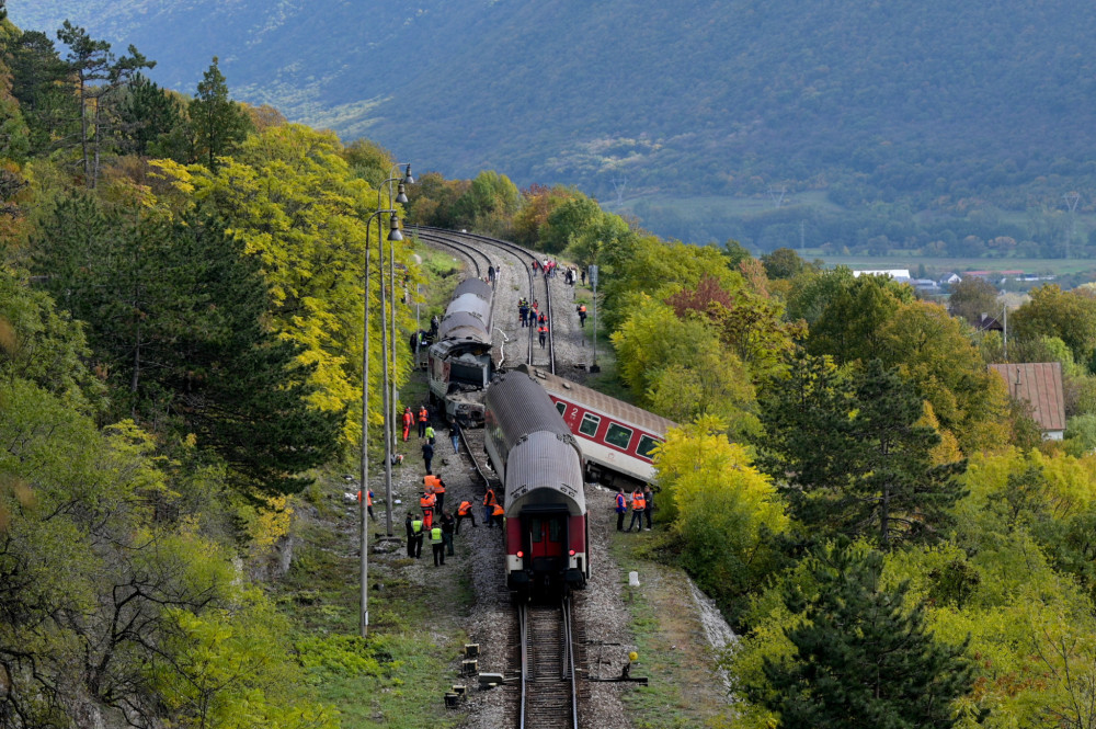 Ellinikahoaxes: Τι ισχύει για τα τρένα που συγκρούστηκαν μετωπικά στη Σλοβακία και ποιες οι διαφορές με τα Τέμπη