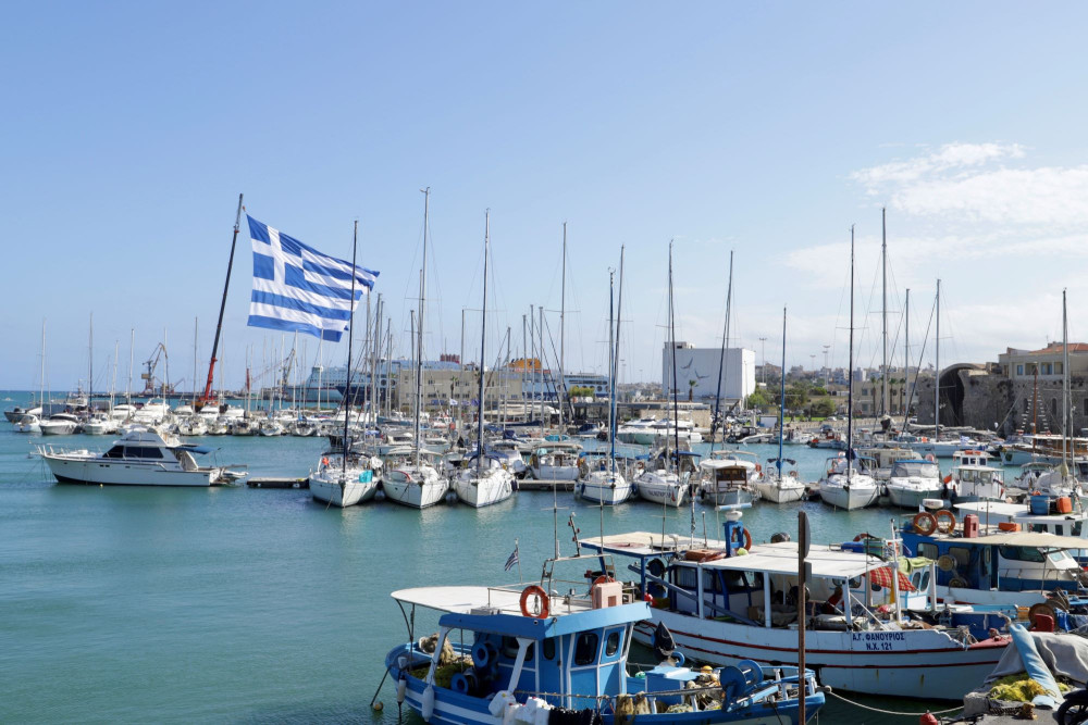 Κρήτη: ελληνική σημαία 1.440 τετραγωνικών μέτρων κυματίζει στο λιμάνι του Ηρακλείου