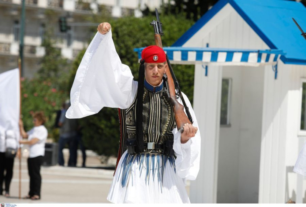 Μητσοτάκης: Στο υπουργείο Άμυνας η προστασία του Αγνώστου Στρατιώτη - «Μνημείο ανοιχτό στους Έλληνες»