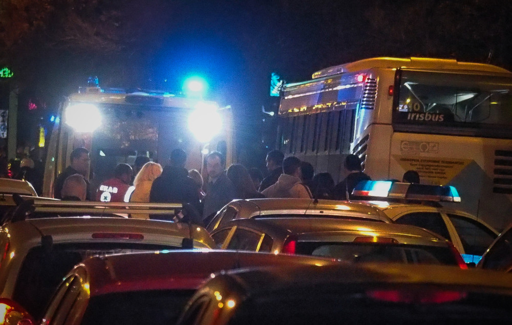Τροχαίο σοκ στο Περιστέρι - Δίχρονο παιδί παγιδεύτηκε σε κάμπριο μετά από σύγκρουση