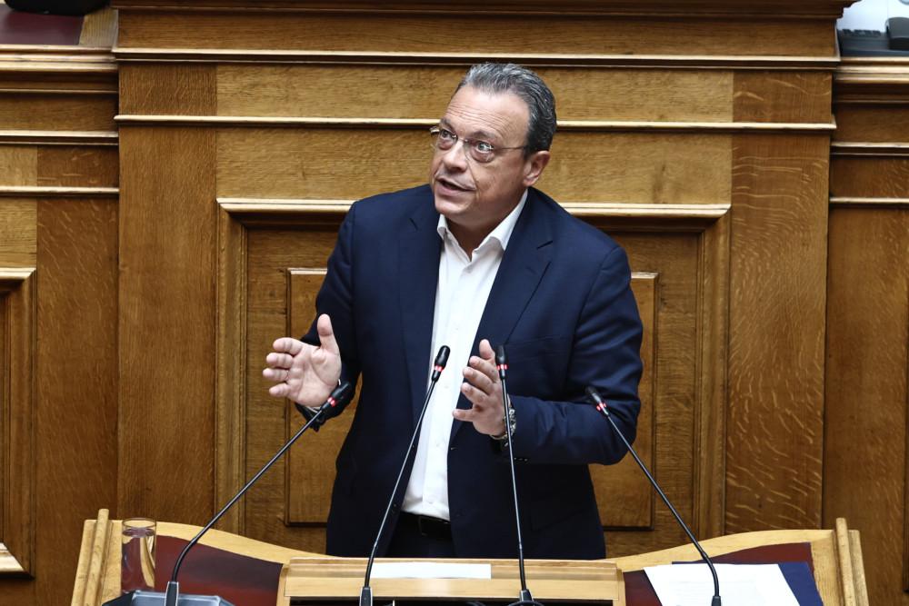 Φάμελλος: ο μαραθώνιος των λόγων χωρίς πράξεις