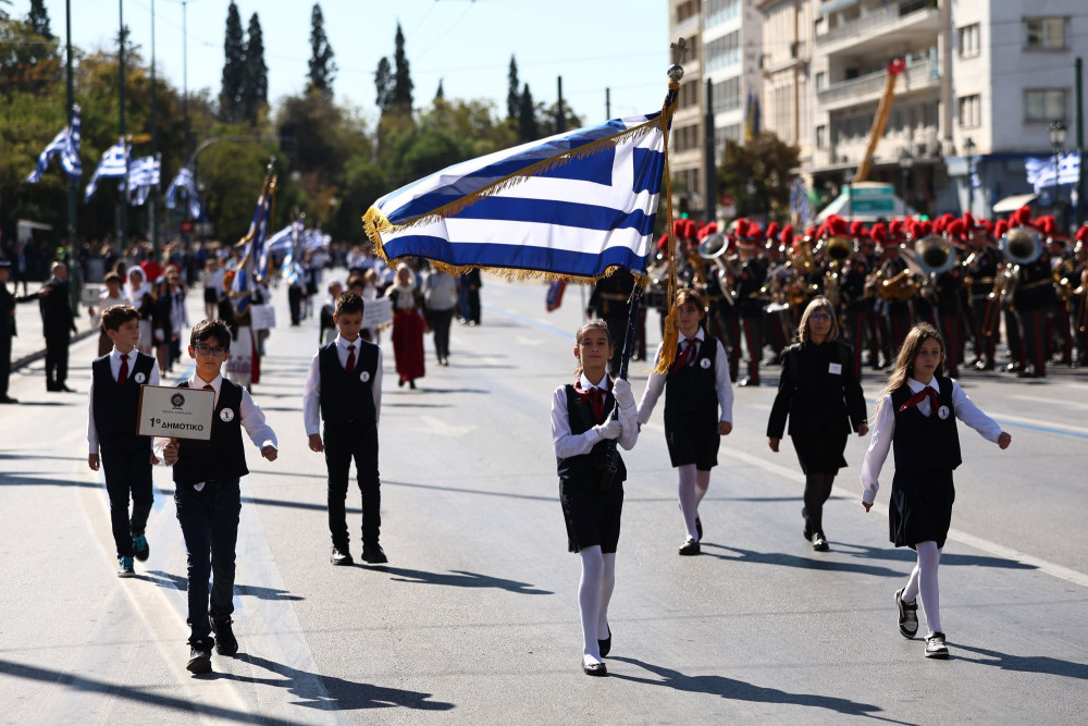 28η Οκτωβρίου: πλήθος κόσμου στη μαθητική παρέλαση στην Αθήνα