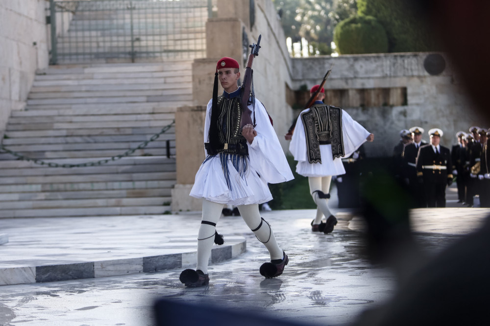 Το μνημείο και η μνημειώδης υστερία