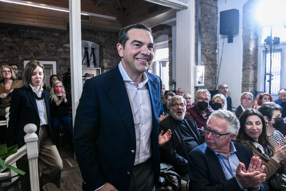 O Tσίπρας τούς «κατηγορεί» για τις ήττες και αυτοί… χειροκροτούν