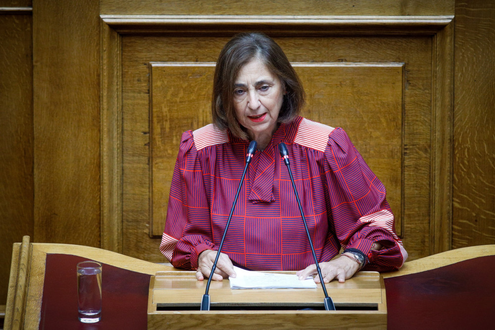 Λιποθυμικό επεισόδιο στη Βουλή: Η Μαρία Αθανασίου της Ελληνικής Λύσης ένιωσε αδιαθεσία